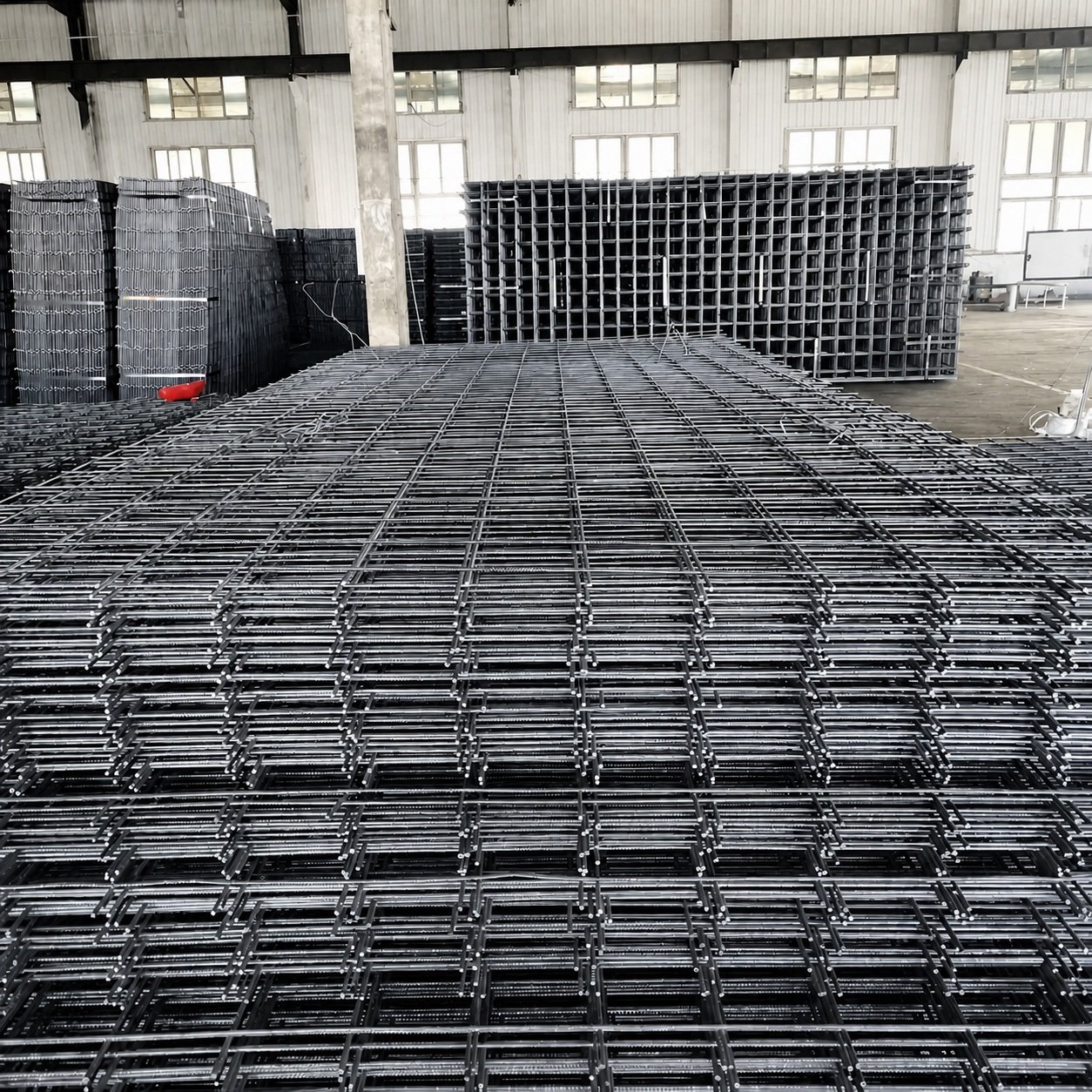 Flat reinforcing mesh sheets in factory